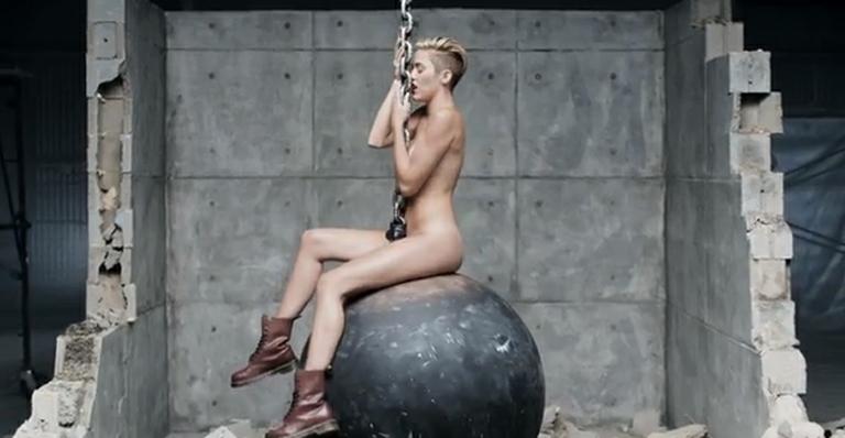 Miley Cyrus fica nua em clipe de Wrecking Ball; Assista!