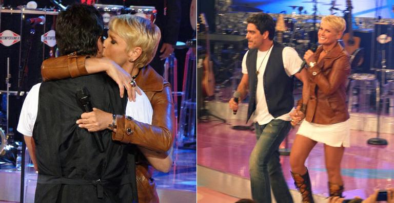Xuxa e Junno Andrade dançam e trocam beijos no palco do TV Xuxa