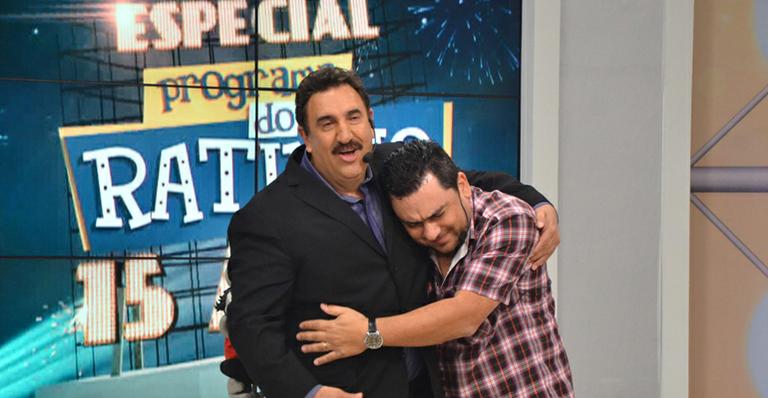 Ratinho festeja 15 anos de SBT e apresenta ator que faz o boneco Xaropinho