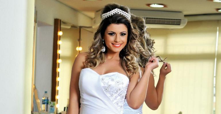 Babi Rossi se veste de noiva pela primeira vez: “Estou nervosa! Imagina em um casamento de verdade?”