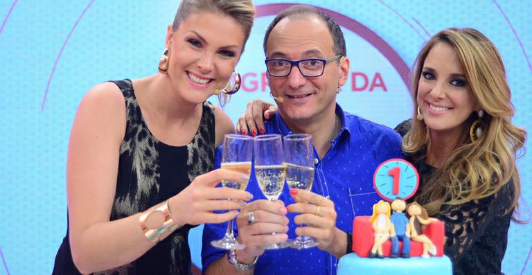 Ana Hickmann, Ticiane Pinheiro e Britto Jr comemoram o 1º ano do Programa da Tarde
