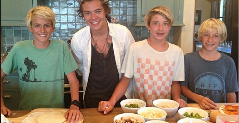 Harry Styles faz pizza com os filhos da modelo Cindy Crawford