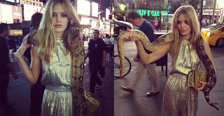 Georgia May Jagger posta foto com cobra em plena Times Square
