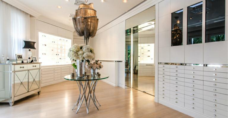 Céline Dion mostra seu closet e confessa ter 3 mil pares de sapatos