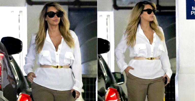 Kim Kardashian radicaliza e aparece loira