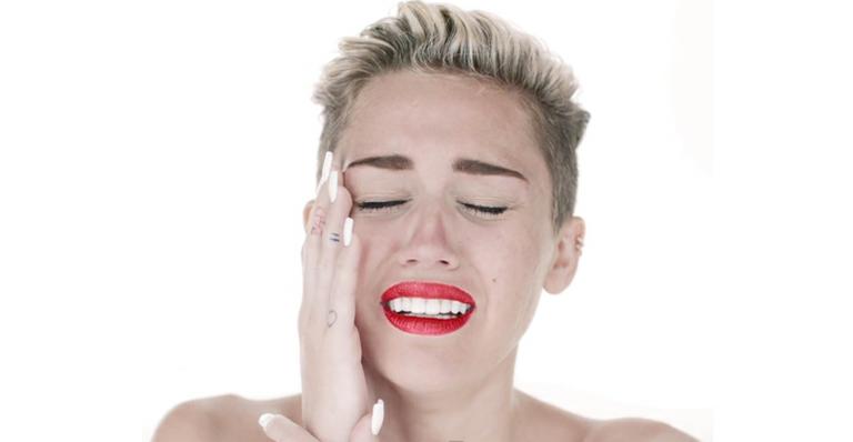 Pai de Miley Cyrus aprova clipe em que a filha aparece nua