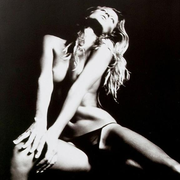 Gisele Bündchen surge com os seios de fora em foto