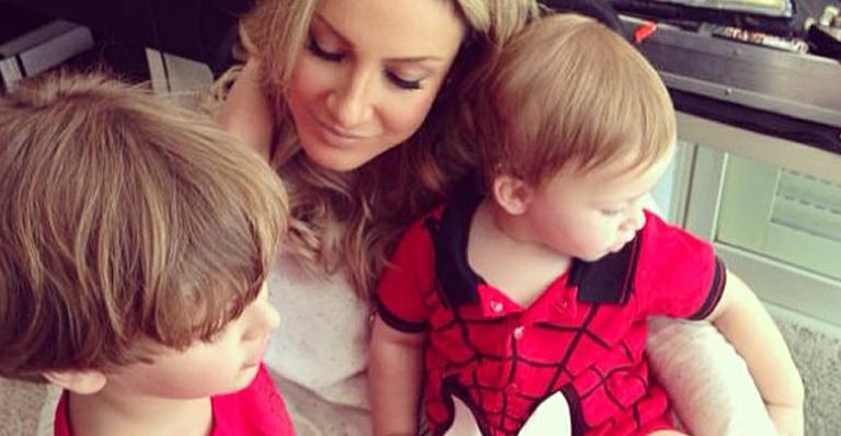 Claudia Leitte mostra foto com os filhos vestidos de Homem-Aranha