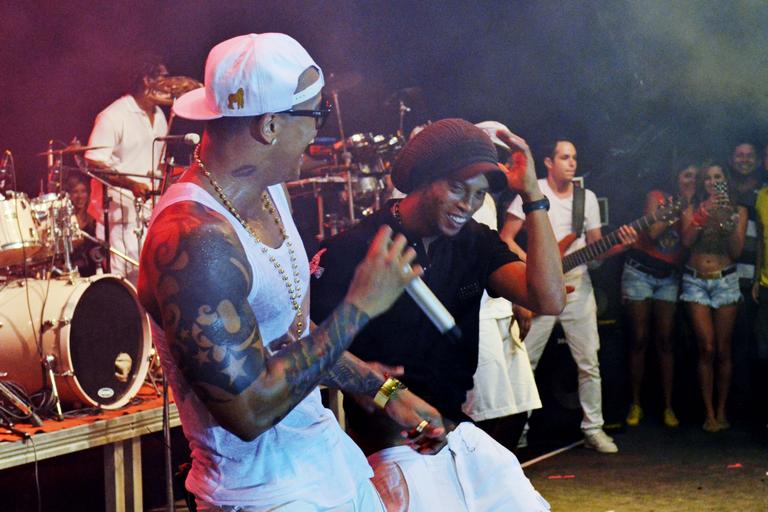 O axé de Léo Santana e Ronaldinho Gaúcho