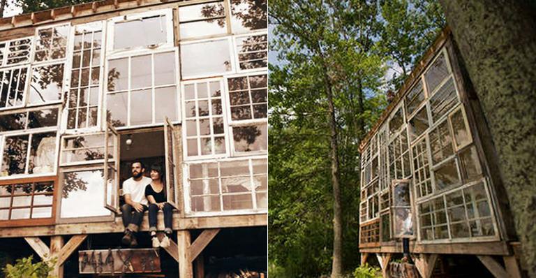 Casal constrói casa no meio da floresta com janelas antigas e madeira de demolição