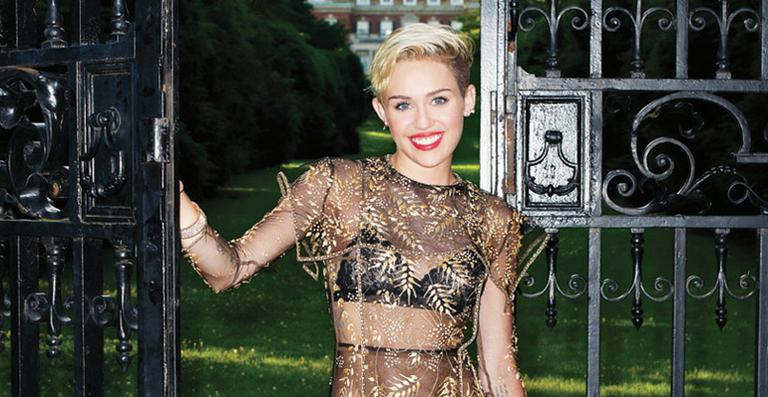 Miley Cyrus admite: ‘Estou agindo como uma criança’