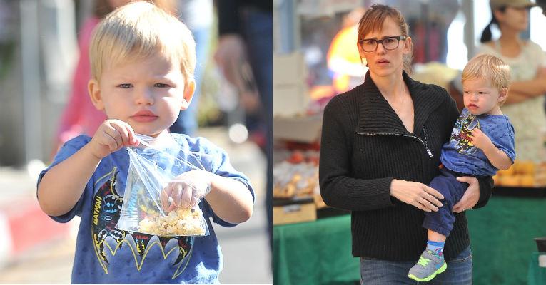 Que fofo! Filho de Ben Affleck usa camiseta do Batman em Los Angeles