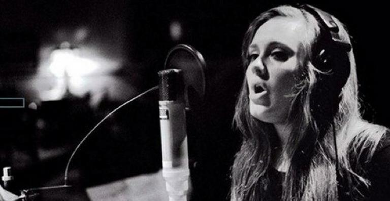 Adele anuncia retorno para ‘breve’