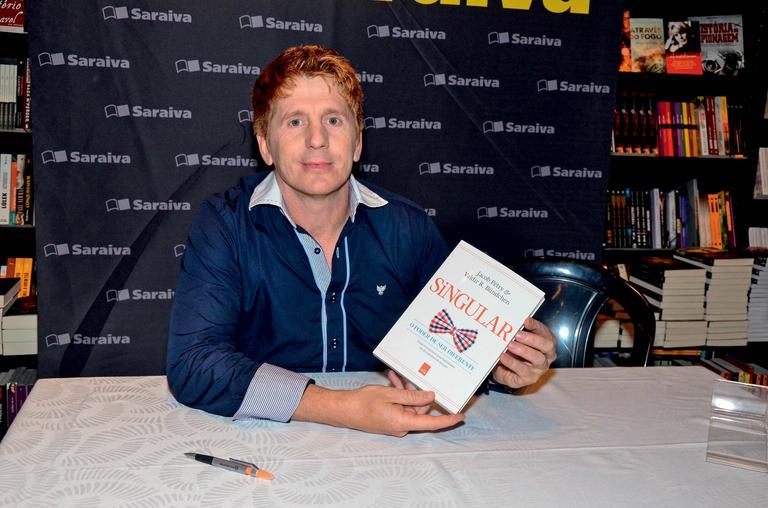 Jacob Pétry autografa livro