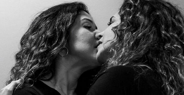 Daniela Mercury beija a mulher em protesto à prisão de duas estudantes em culto de Marco Feliciano