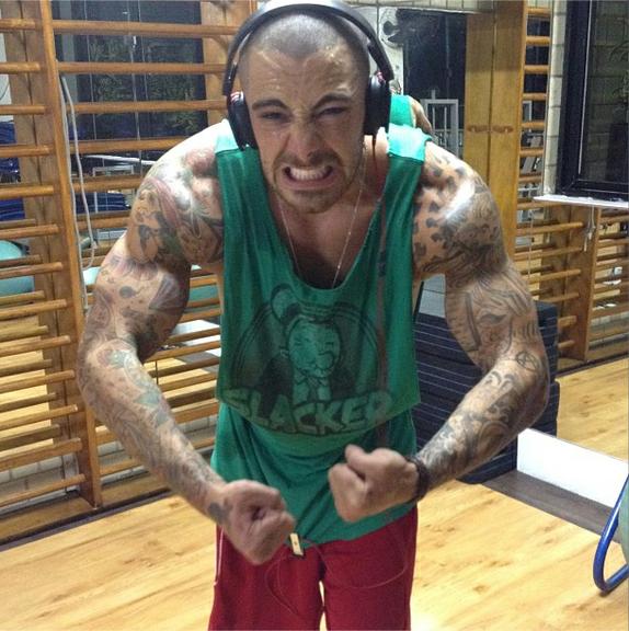 Mordomo tatuado de Amor à Vida, Felipe Titto exibe músculos