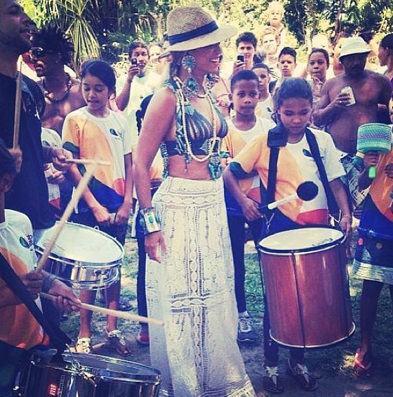 Beyoncé se diverte com crianças na Bahia