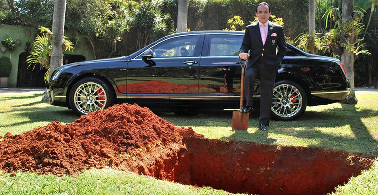 Chiquinho Scarpa vai enterrar carro de R$ 1,5 milhão e mostra a cova que fez em seu jardim