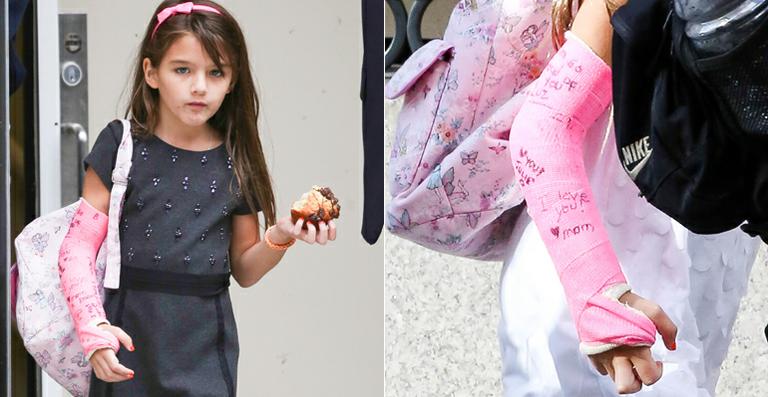 Katie Holmes escreve declaração de amor no gesso de Suri Cruise