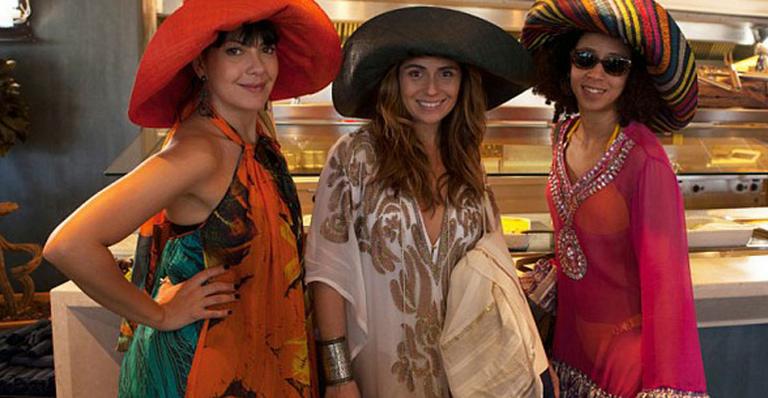 Giovanna Antonelli posa com look praia para promover filme