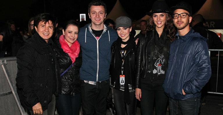 Sandy e a família curtem o show de John Mayer em São Paulo