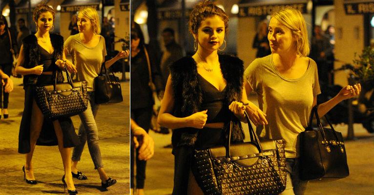 Com fenda sensual, Selena Gomez mostra boa forma em Milão