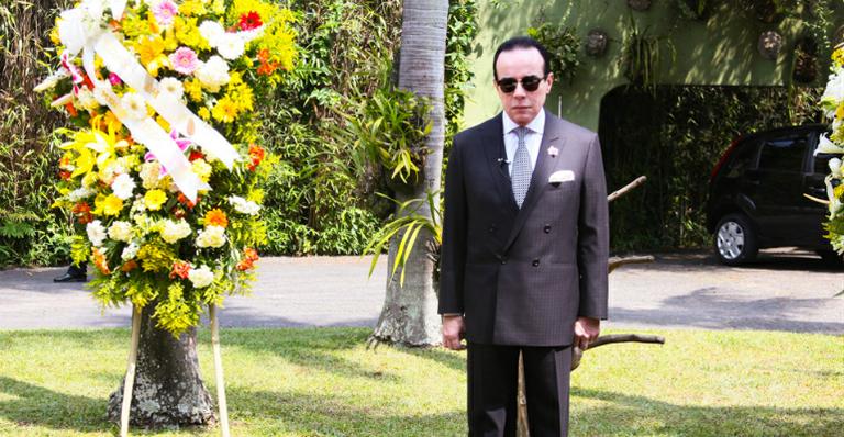 Chiquinho Scarpa começa funeral de carro de luxo, mas não enterra veículo; entenda