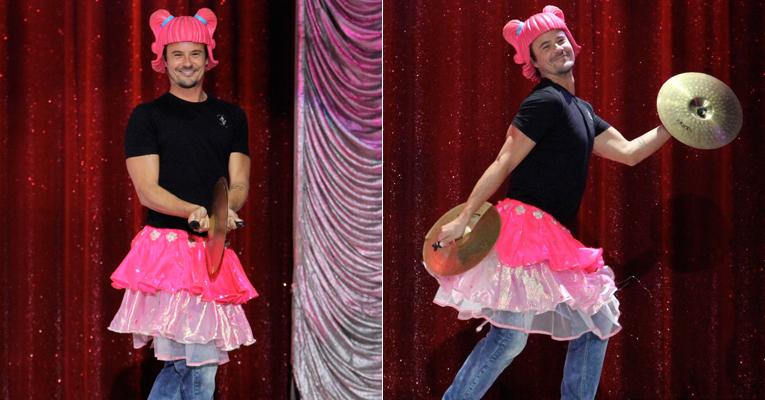 Fantasiado, Paulinho Vilhena faz palhaçada em circo no Rio