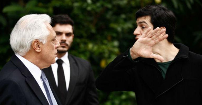 Barraco! Félix proíbe César de entrar na mansão e briga com o pai