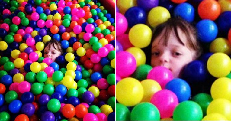 Rafaella Justus se esconde em piscina de bolinhas. Veja que fofa!