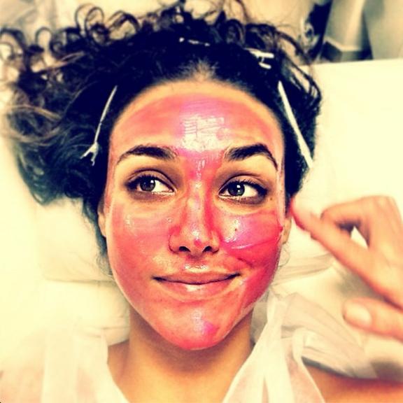 Débora Nascimento surge com máscara de colágeno no Instagram