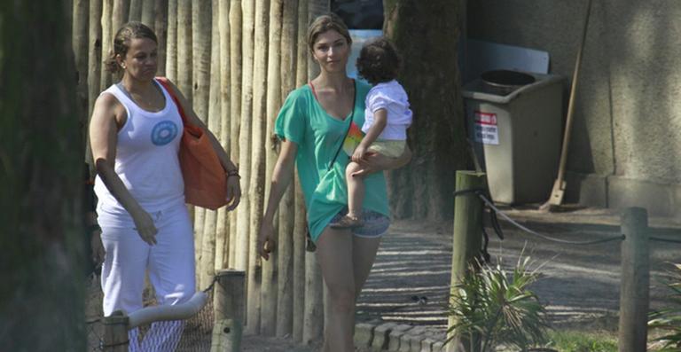 De férias da TV, Grazi Massafera brinca com a filha em praça no Rio de Janeiro