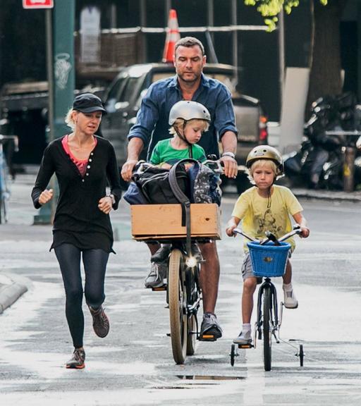 Naomi Watts e o clã