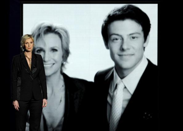 Jane Lynch homenageia Cory Monteith no palco do Emmy Awards