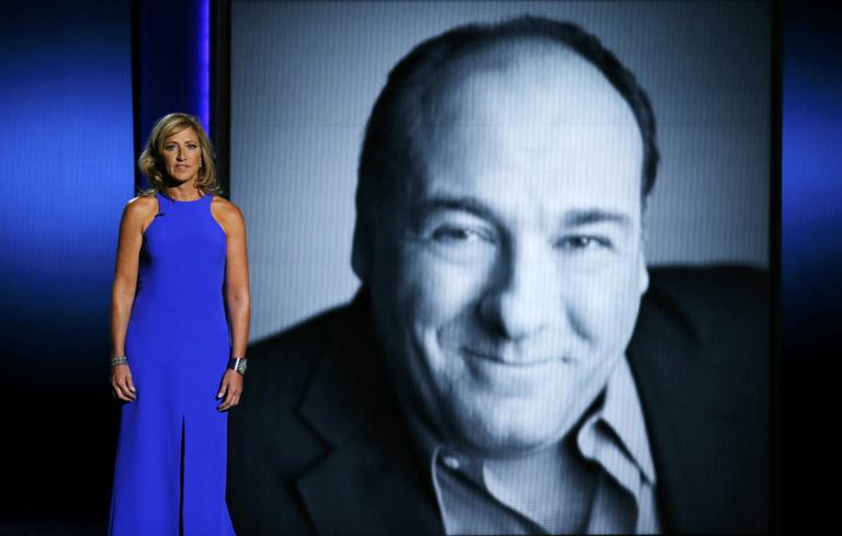 Edie Falco homenageia James Gandolfini no Emmy Awards