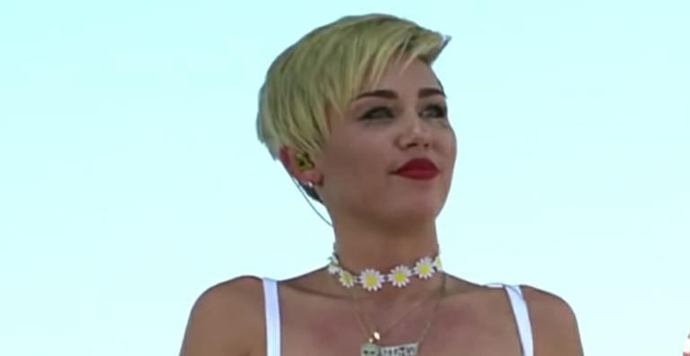 Miley Cyrus chora em primeiro show após separação