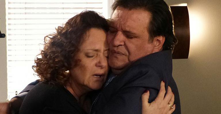 Amor à Vida: Atílio é condenado a cinco anos de prisão por bigamia