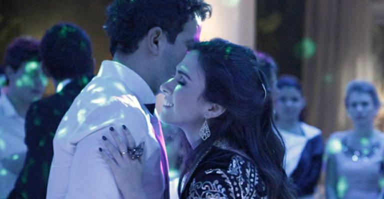 Amor à Vida: Valdirene e Carlito trocam declarações em festa de casamento