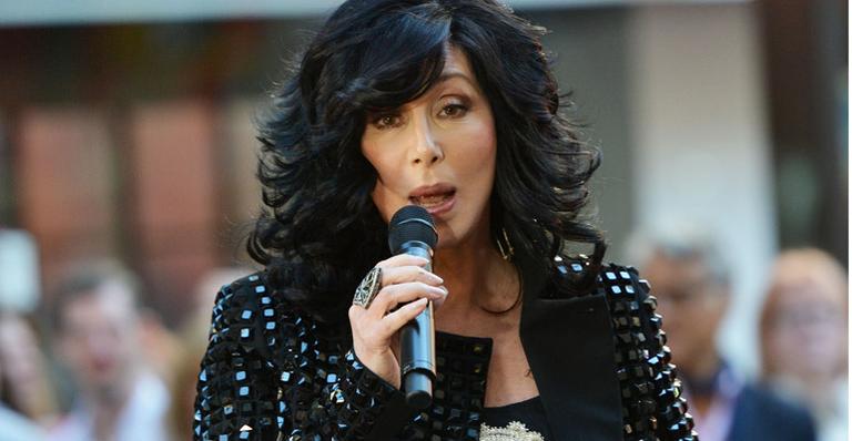 Cher chega de moto para anunciar turnê 2014