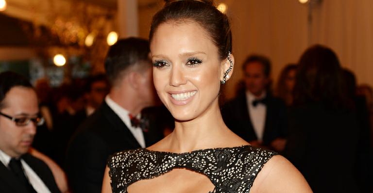 Jessica Alba diz que usou corset para manter a boa forma após a segunda gravidez