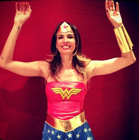 Luciana Gimenez se veste de Mulher-Maravilha