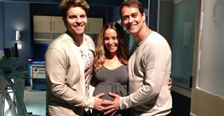 Danielle Winits aparece com barrigão de grávida nos bastidores de Amor à Vida
