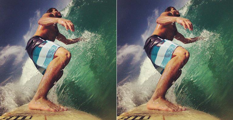 Klebber Toledo publica foto sem camisa e surfando