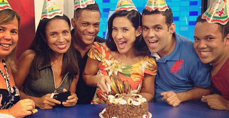 Scheila Carvalho ganha bolo de aniversário nos bastidores de seu programa em Salvador