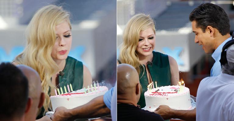 Avril Lavigne ganha bolo de aniversário em programa de TV
