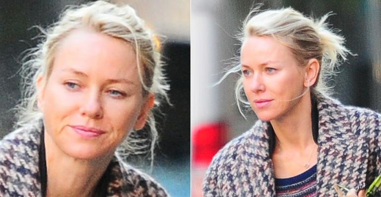 Naomi Watts é fotografada sem maquiagem ao levar filhos na escola