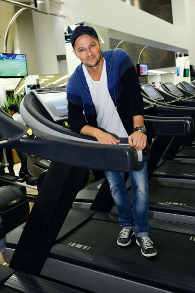 Serrado de novo visual em noite de culto ao corpo