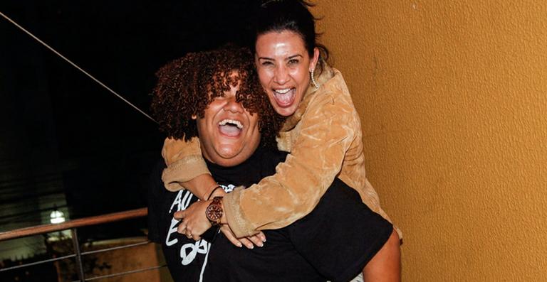 Após polêmica no casamento, Scheila Carvalho faz festa com Gominho