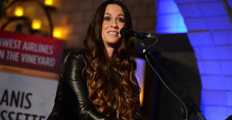 Alanis Morissette exibe sua barriga de grávida em nova foto
