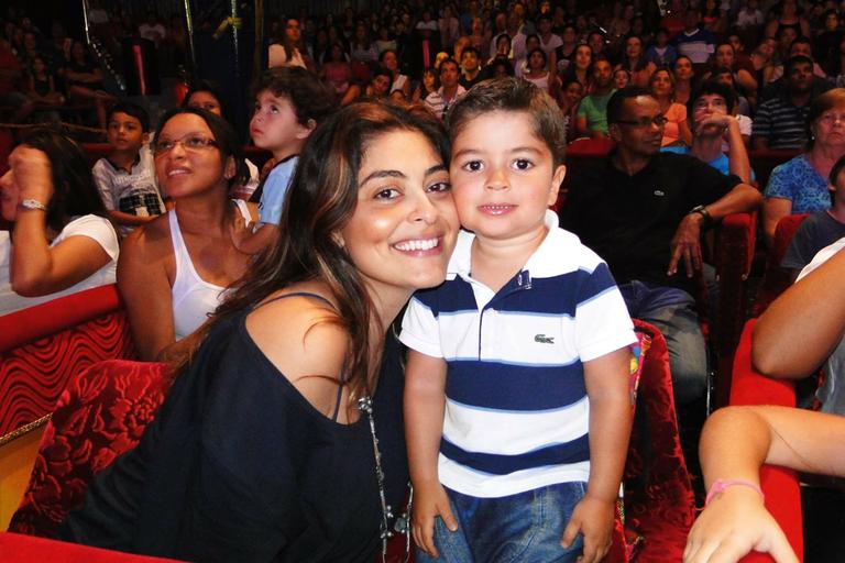 Juliana Paes diverte Pedro